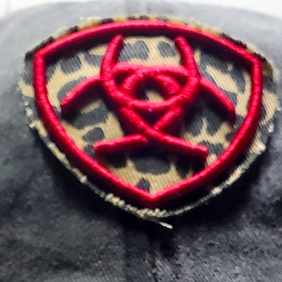 Ariat lepard shield. Women pony tail softball style hat. - Picture 2 of 12